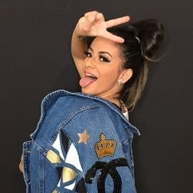 Influencer da agência nobleman Leticia Macjado posando para ensaio fotográfico