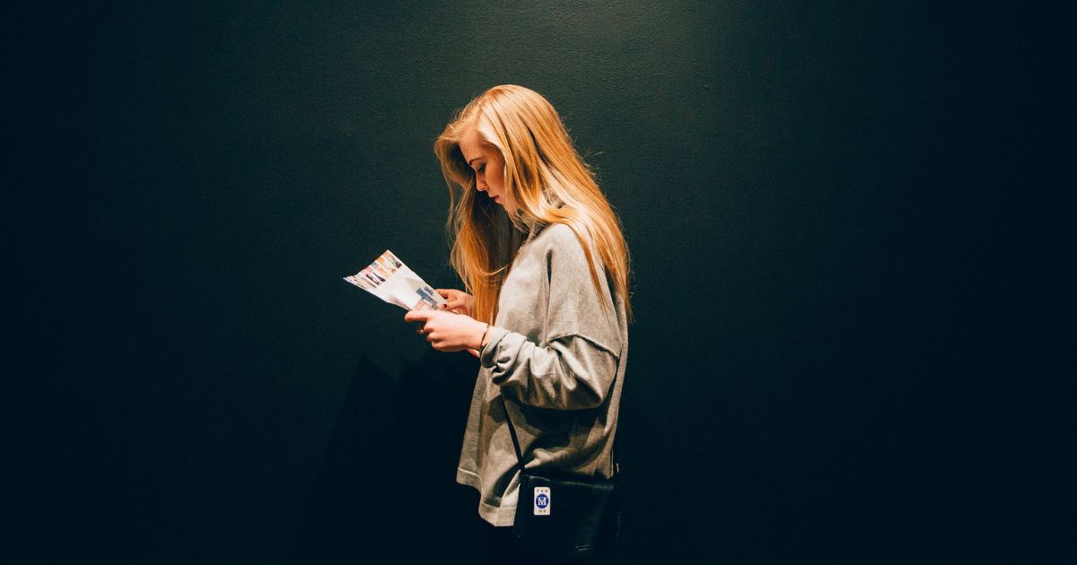 Mulher lendo revista